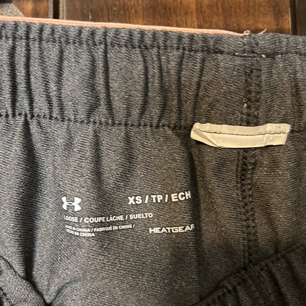 Grey/peach Under Armour shorts size XS - Picture 3 of 4